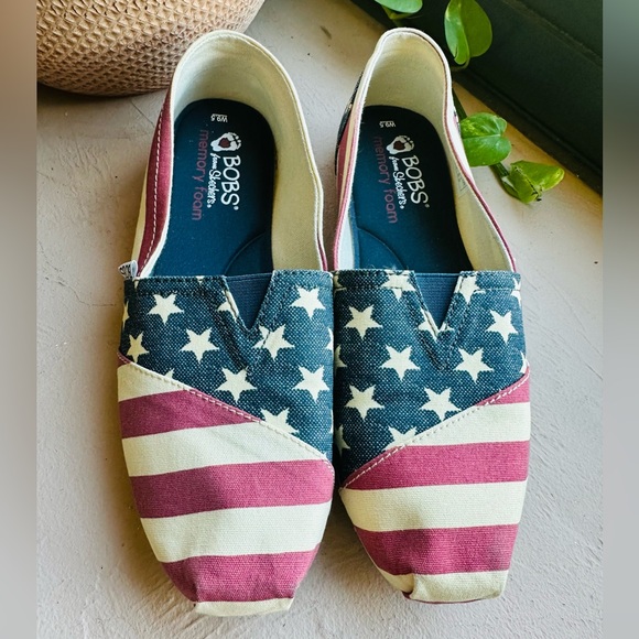 BOBS from Skechers Red and Cream Slip-Ons Patriotic Size 9.5 - Picture 1 of 10